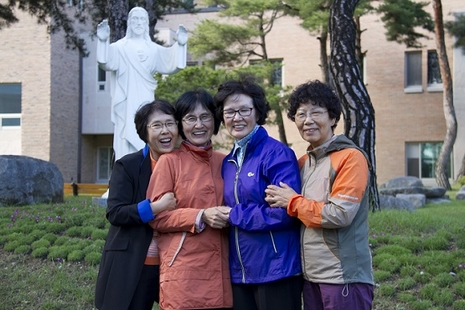W_Korean-grandmothers